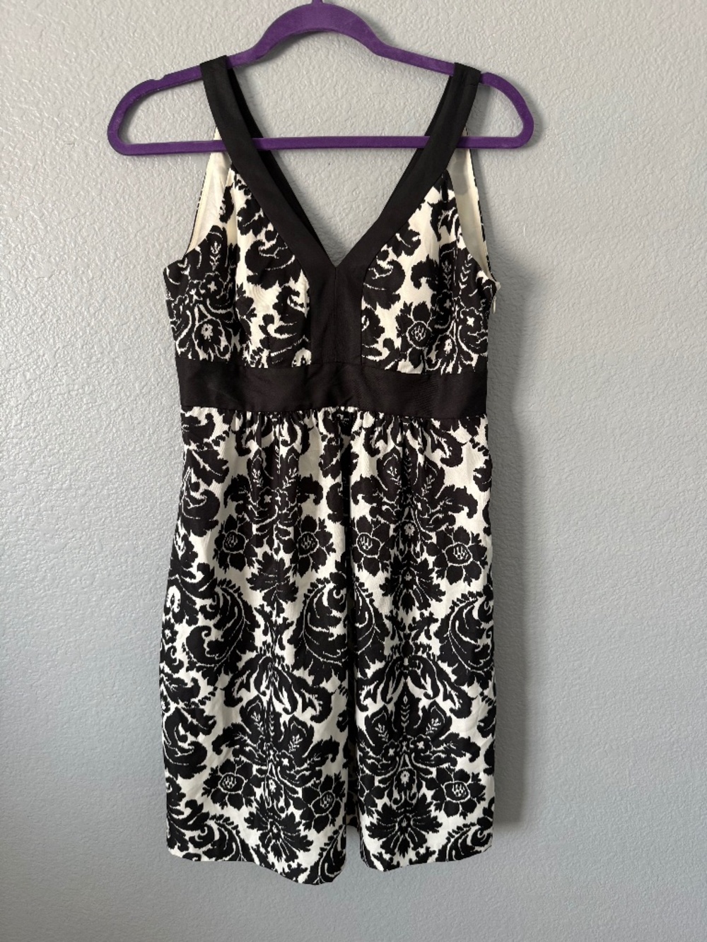 Ann Taylor Loft Lightly Worn V-Neck Black and White Dress Size 4